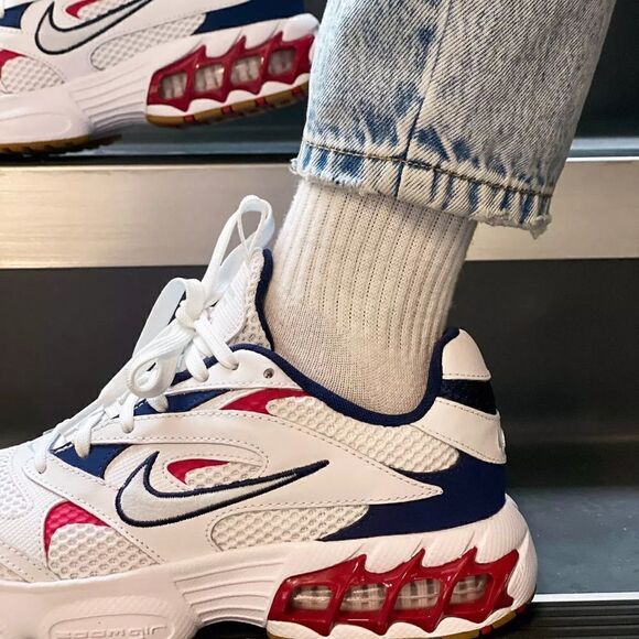 Zoom Air Fire White / Aura / Mystic
Hibiscus / Midnight Navy
Size 10.5 - Picture 5 of 6